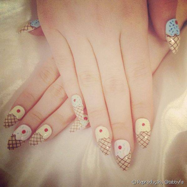 Em seu Instagram a manicure divulgou uma nail art na qual o esmalte azul pastel era usado para criar bolas de sorvete